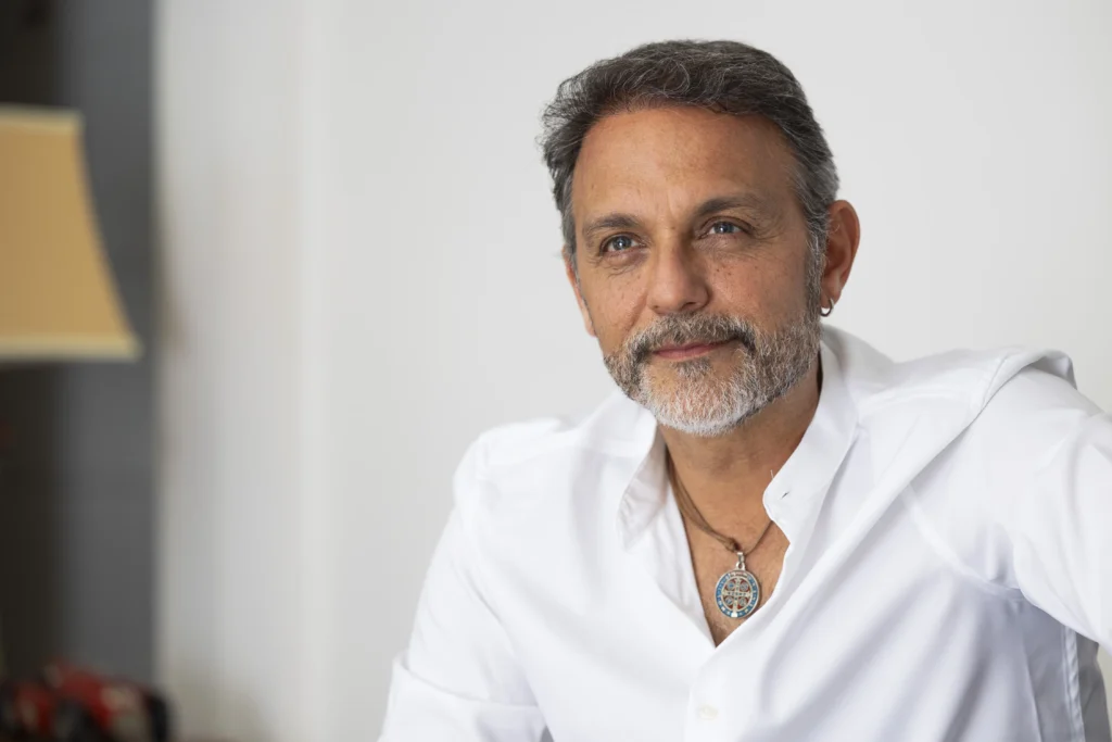 Alejandro Pérez Bolaños, coach de vida y experto en crecimiento personal, con mirada reflexiva