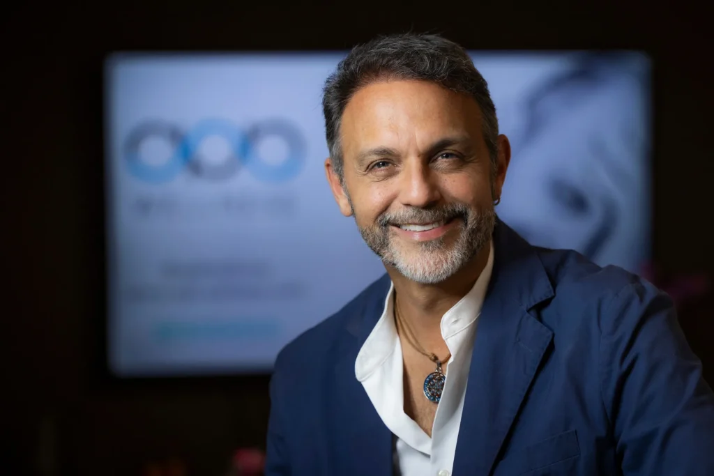 Alejandro Pérez Bolaños, sonriendo, profesional de business coaching y asesor de liderazgo
